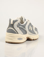 ZAPATILLAS NEW BALANCE U530 en color Gris