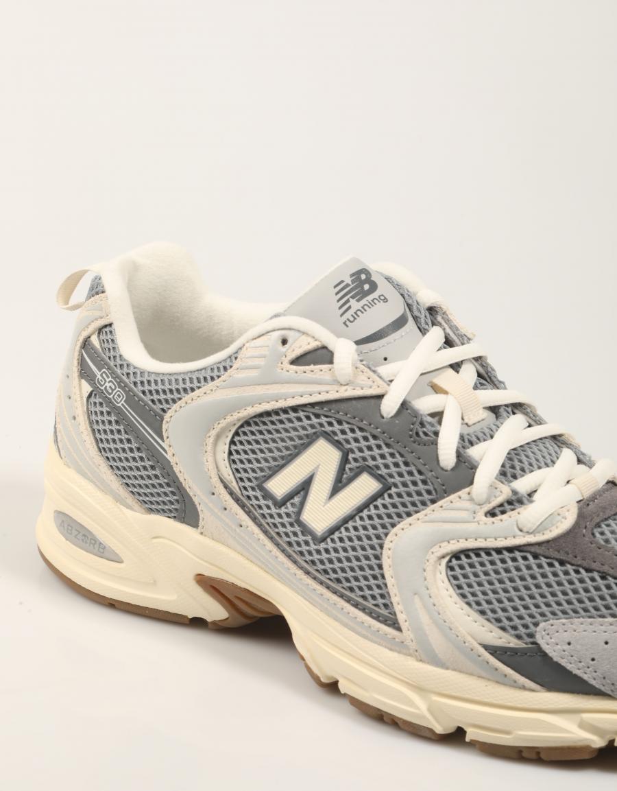 ZAPATILLAS NEW BALANCE U530 en color Gris