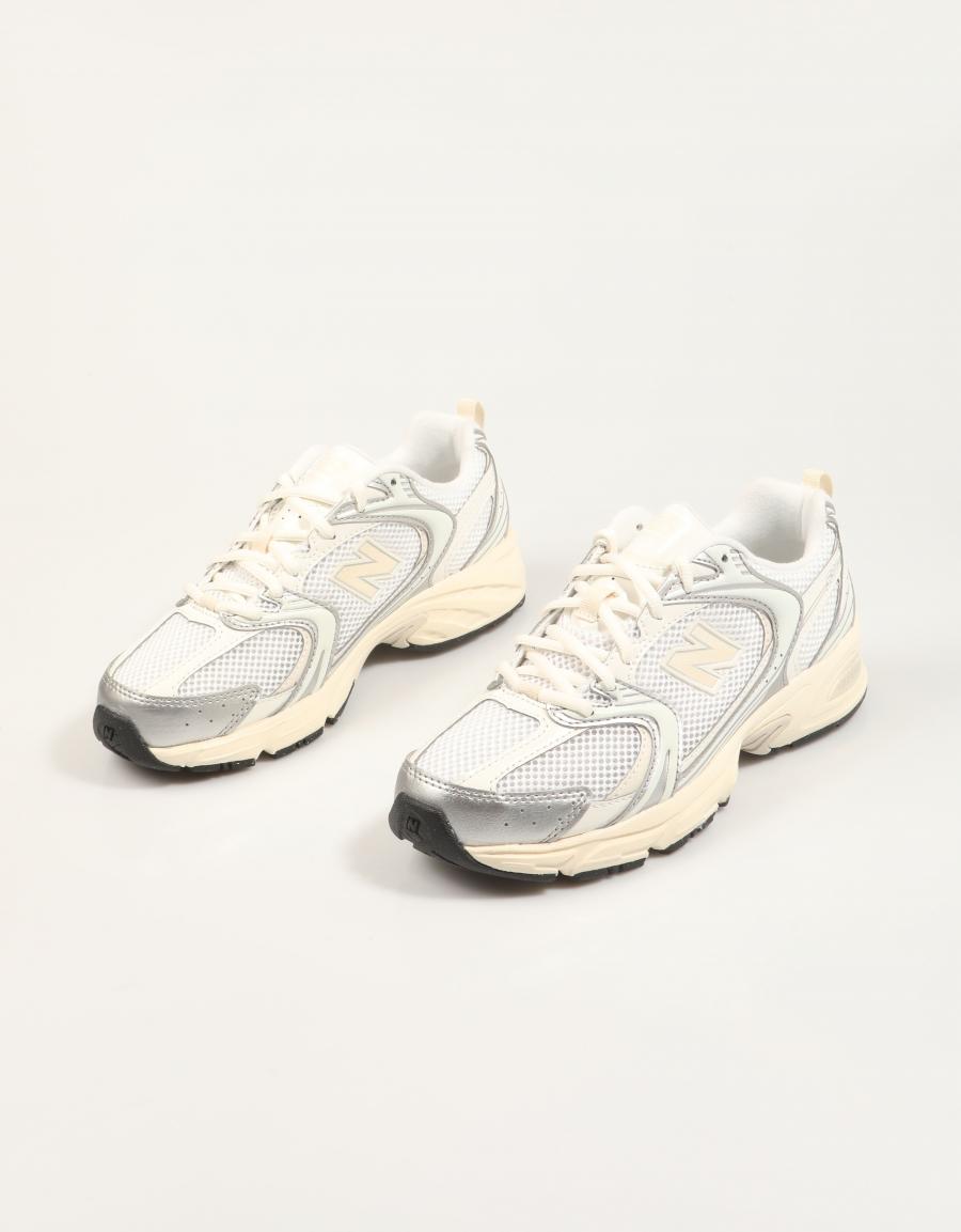 ZAPATILLAS NEW BALANCE 4530 en color Plata