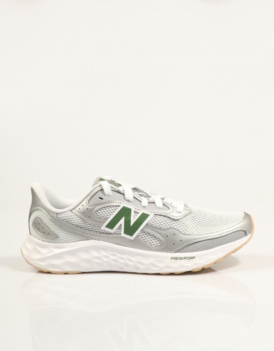 ZAPATILLAS NEW BALANCE MARIS en color Plata