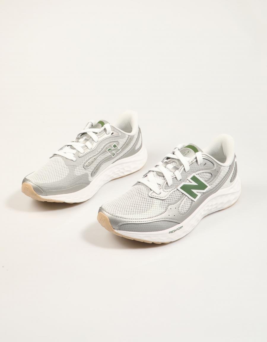 ZAPATILLAS NEW BALANCE MARIS en color Plata