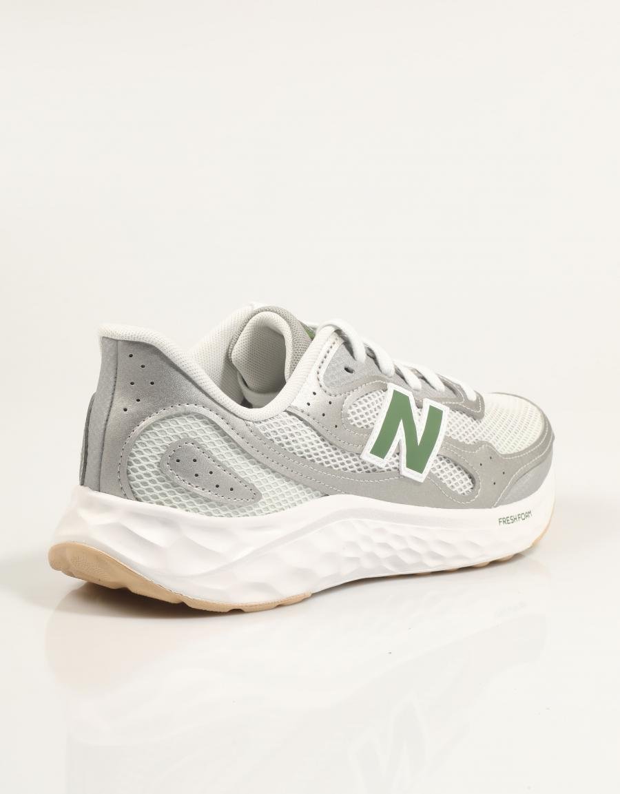 ZAPATILLAS NEW BALANCE MARIS en color Plata