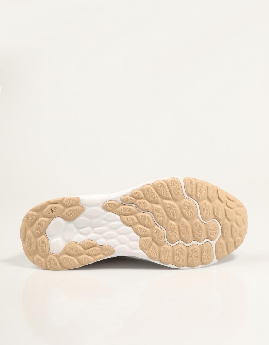 ZAPATILLAS NEW BALANCE MARIS en color Plata