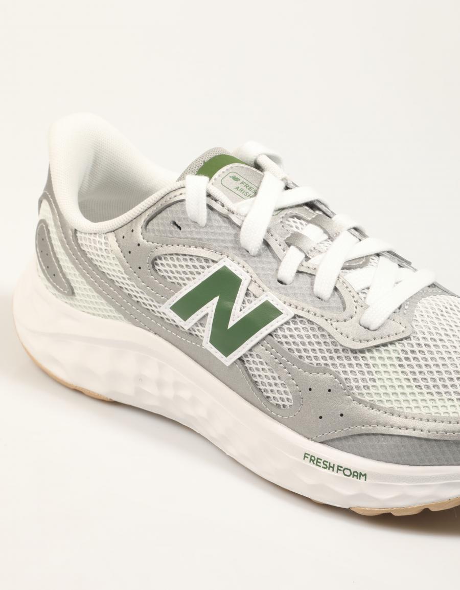 ZAPATILLAS NEW BALANCE MARIS en color Plata