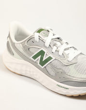 ZAPATILLAS NEW BALANCE MARIS en color Plata