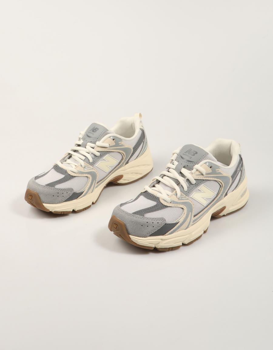 ZAPATILLAS NEW BALANCE GR530 en color Gris