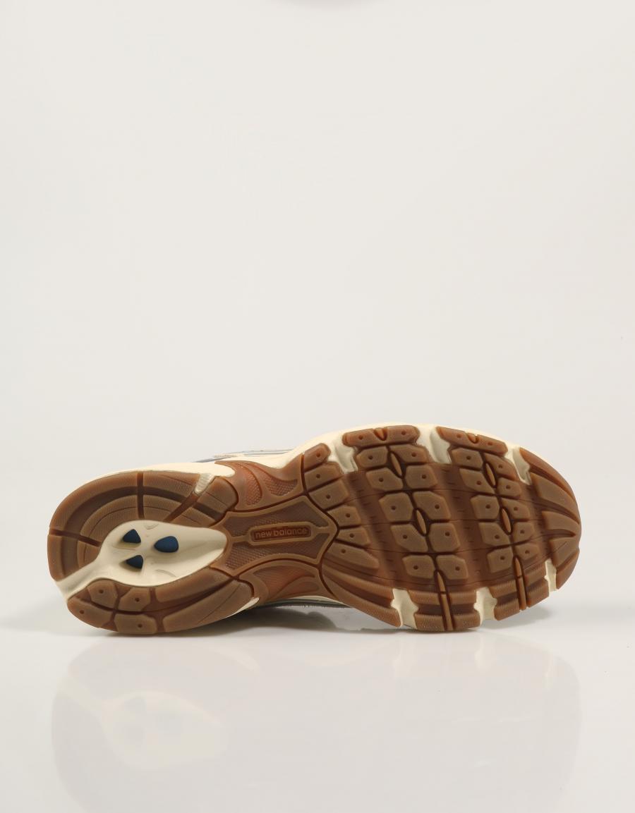 ZAPATILLAS NEW BALANCE GR530 en color Gris