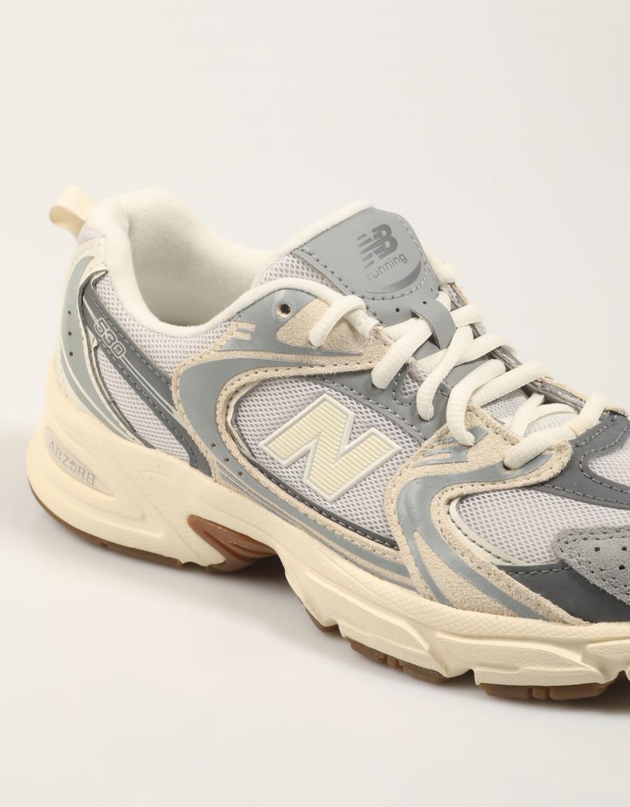 ZAPATILLAS NEW BALANCE GR530 en color Gris