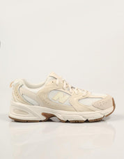 ZAPATILLAS NEW BALANCE GR530 en color Beige