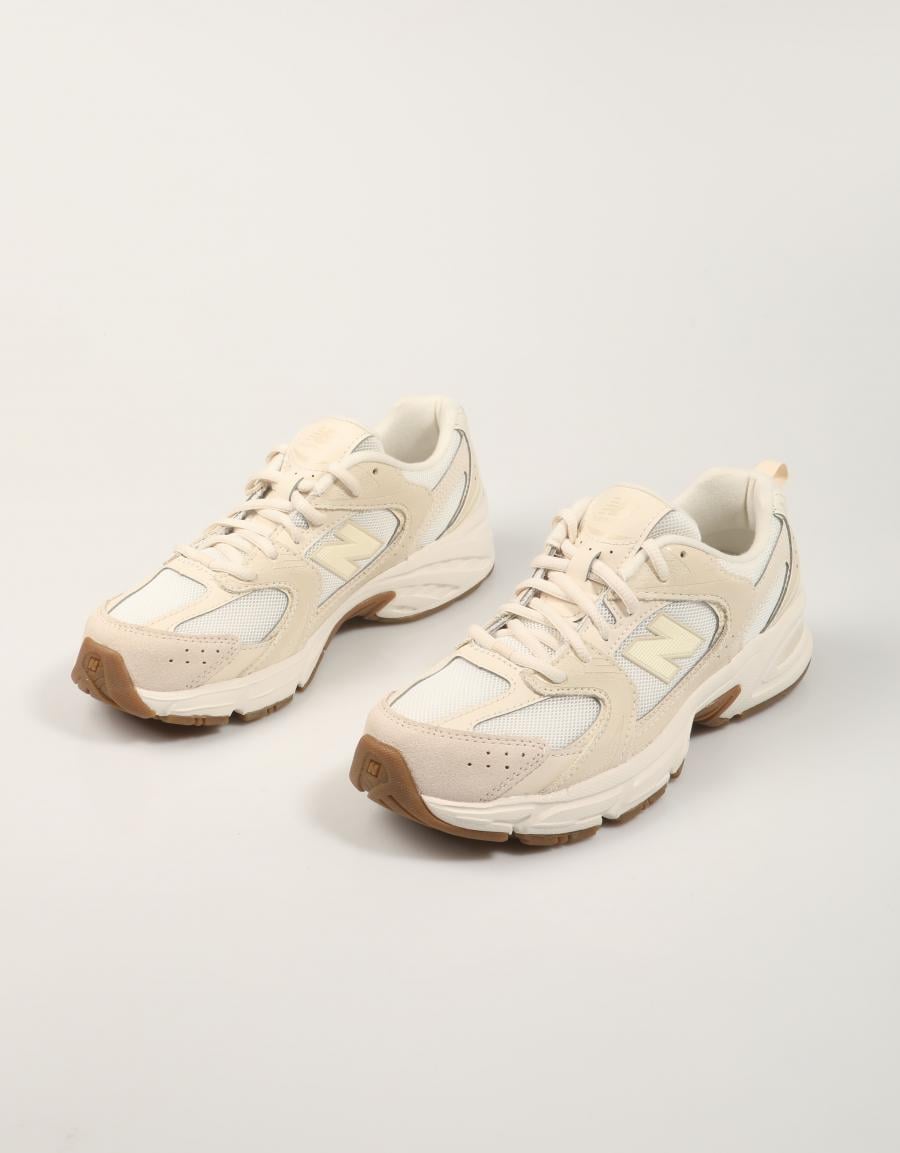 ZAPATILLAS NEW BALANCE GR530 en color Beige