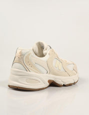 ZAPATILLAS NEW BALANCE GR530 en color Beige