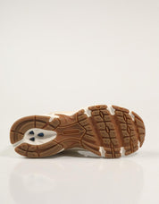 ZAPATILLAS NEW BALANCE GR530 en color Beige