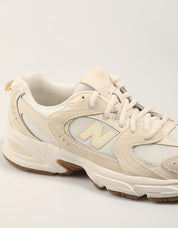 ZAPATILLAS NEW BALANCE GR530 en color Beige