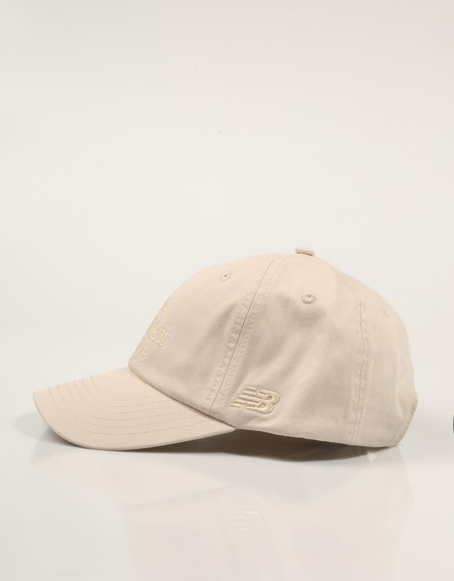 GORRA NEW BALANCE PANEL THE INTELLIGENT CHOICE HAT en color Beige