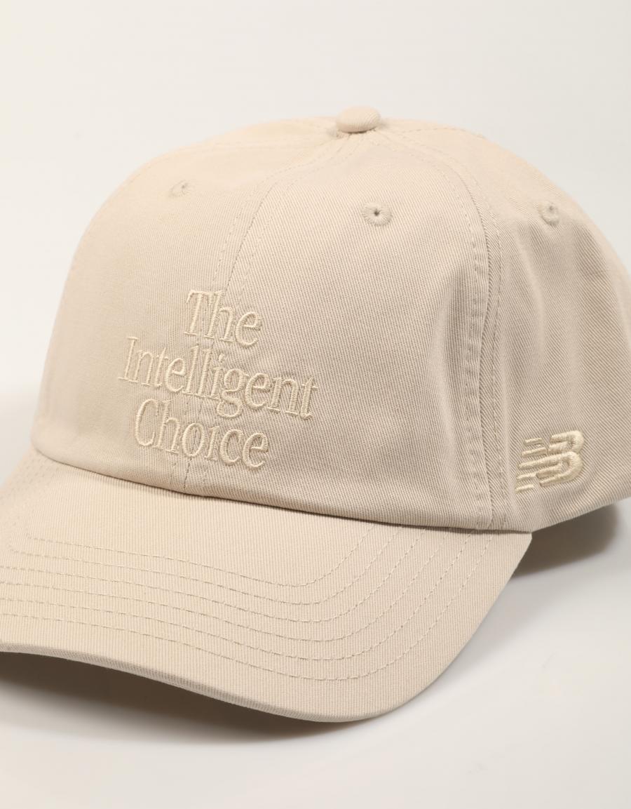 GORRA NEW BALANCE PANEL THE INTELLIGENT CHOICE HAT en color Beige