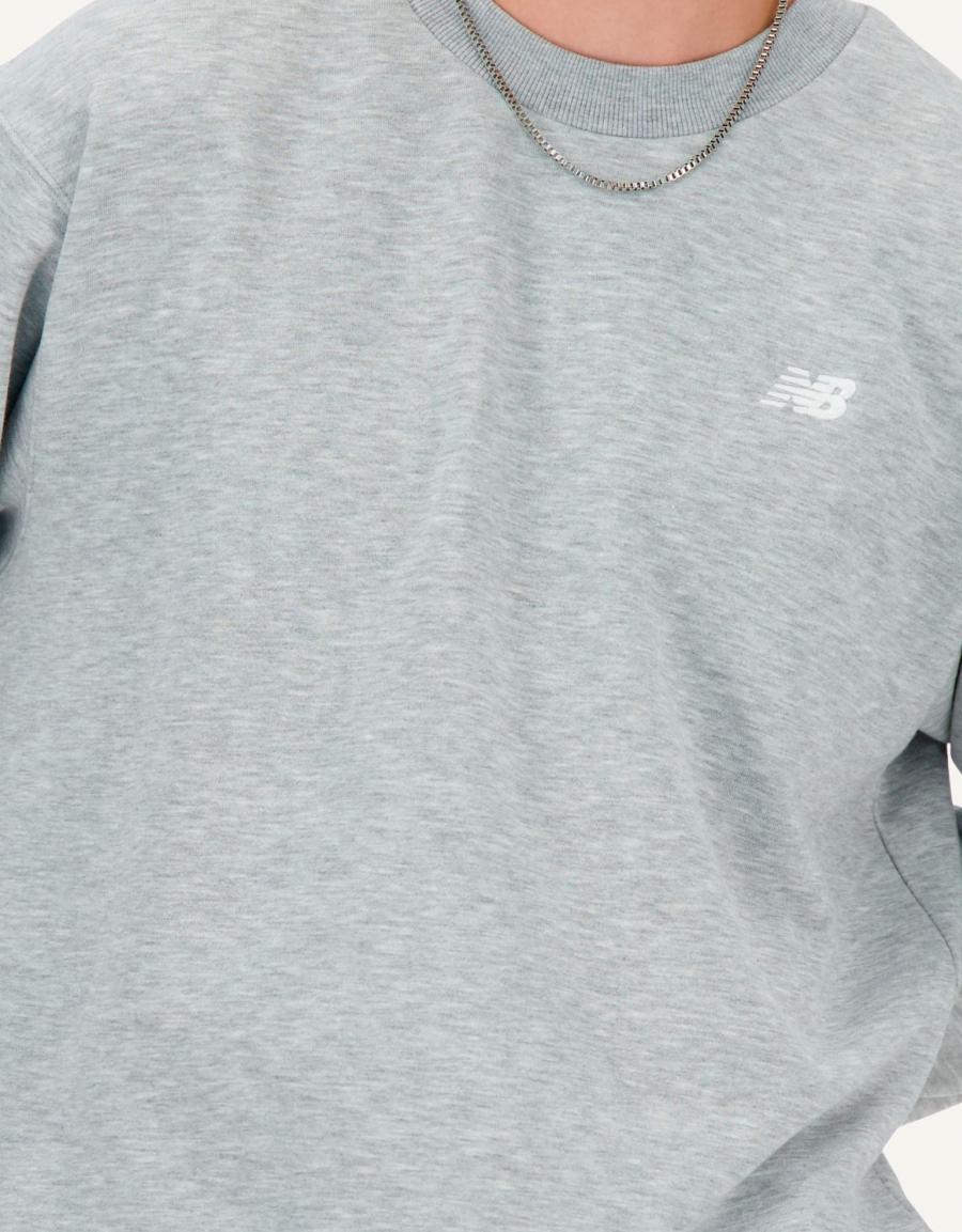 SUDADERA NEW BALANCE SPORT ESSENTIALS CREW en color Gris