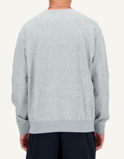 SUDADERA NEW BALANCE SPORT ESSENTIALS CREW en color Gris