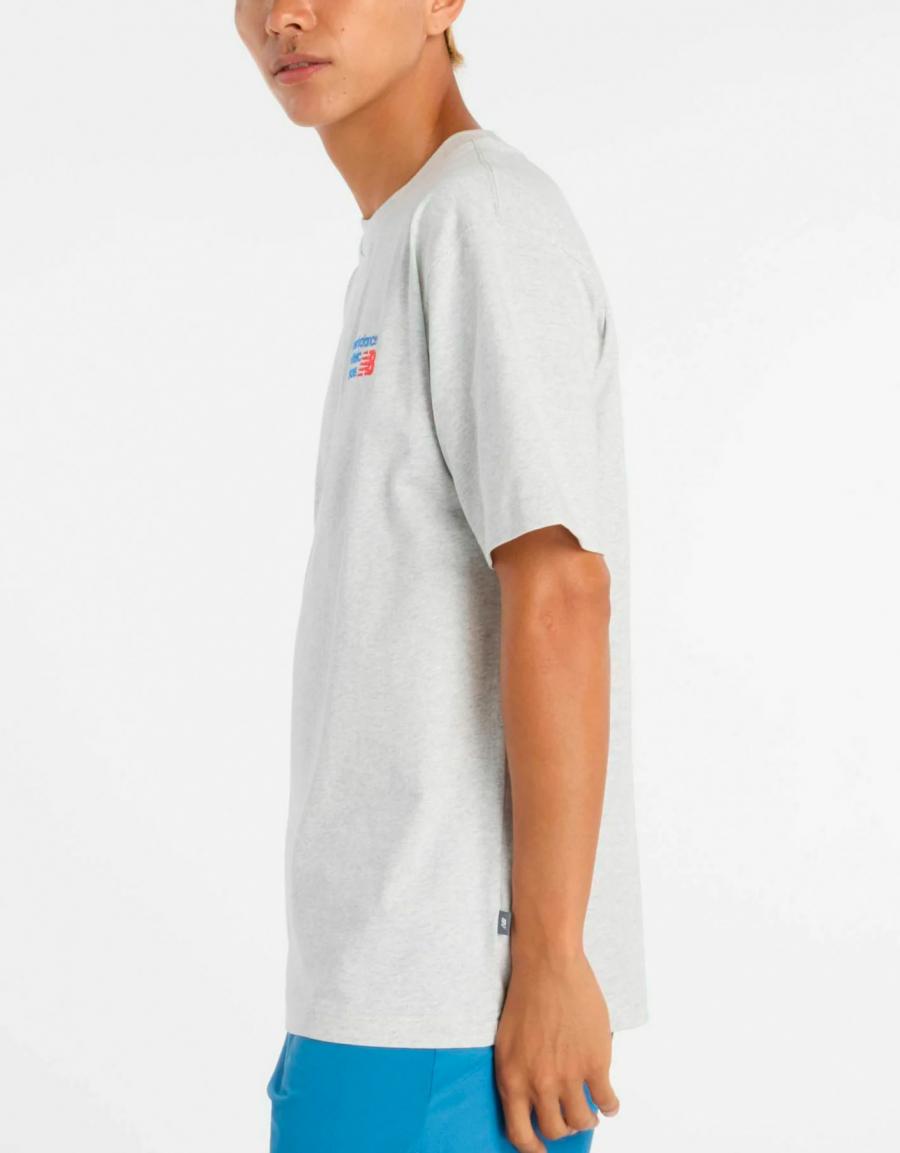CAMISETA NEW BALANCE ATHLETICS PREMIUM LOGO en color Gris