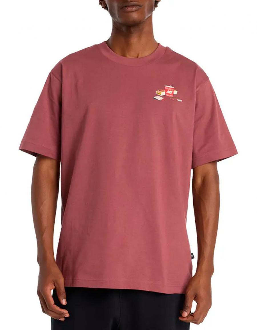 CAMISETA NEW BALANCE SPECTATOR T SHIRT en color Burdeos