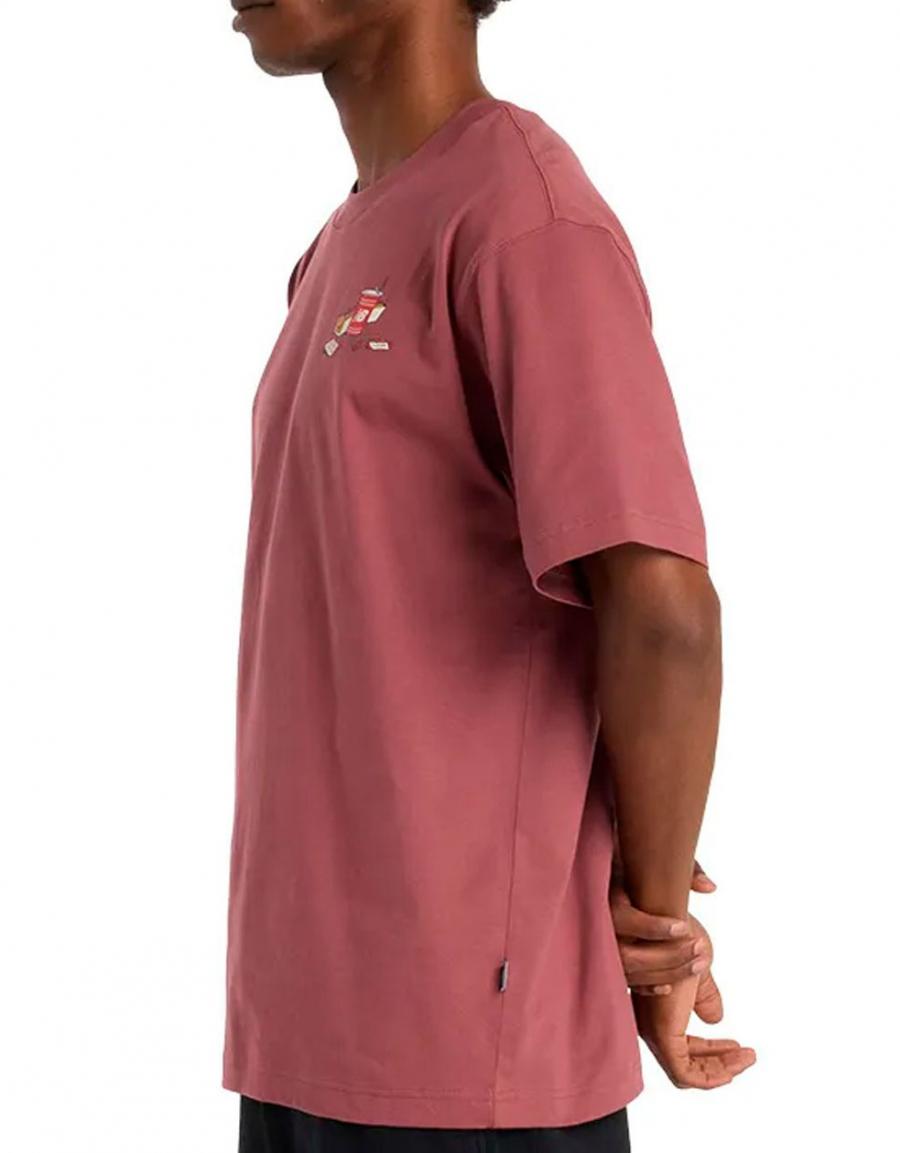 CAMISETA NEW BALANCE SPECTATOR T SHIRT en color Burdeos