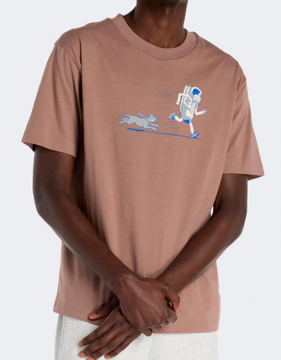 CAMISETA NEW BALANCE NEWBIE CHASE T SHIRT en color Marron