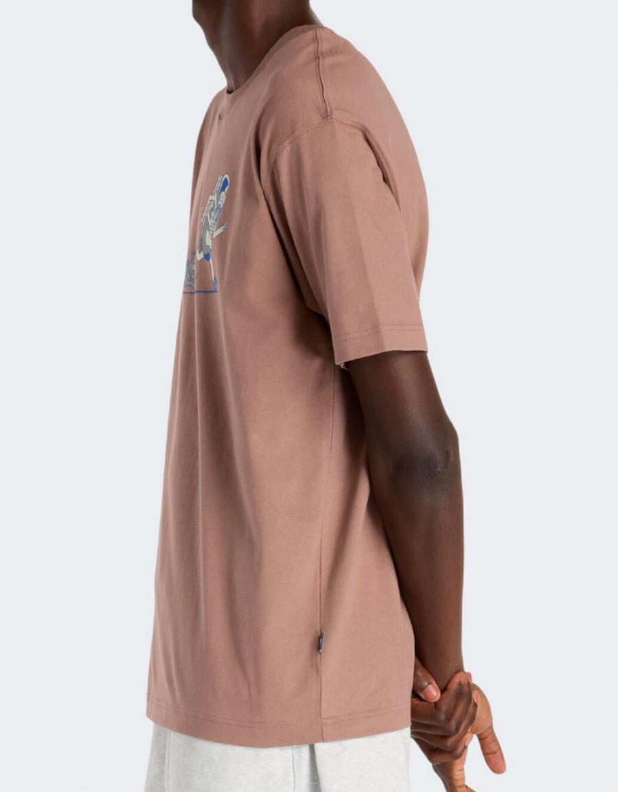 CAMISETA NEW BALANCE NEWBIE CHASE T SHIRT en color Marron