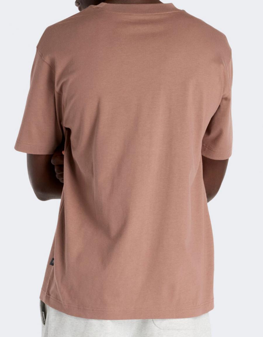 CAMISETA NEW BALANCE NEWBIE CHASE T SHIRT en color Marron
