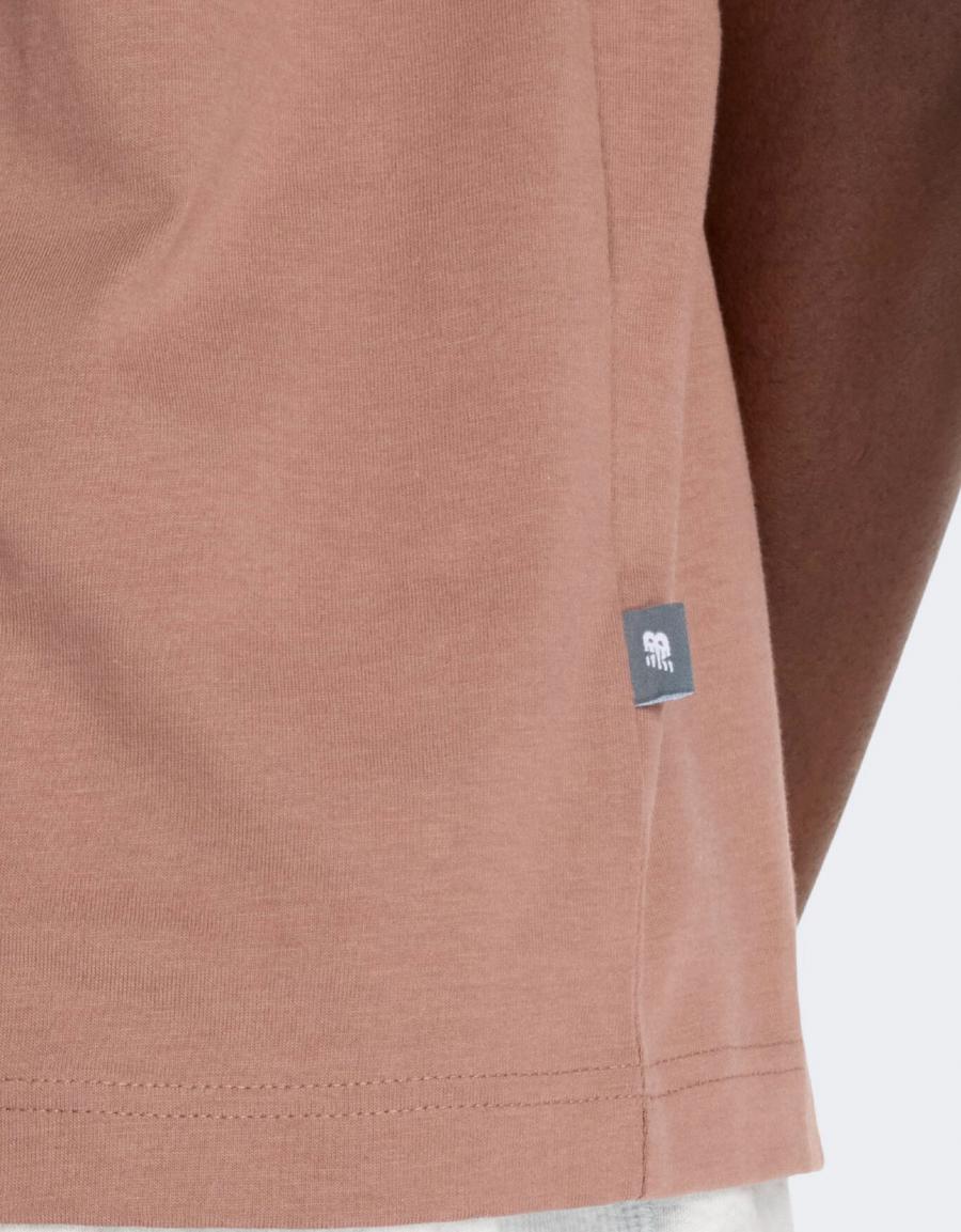 CAMISETA NEW BALANCE NEWBIE CHASE T SHIRT en color Marron