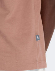 CAMISETA NEW BALANCE NEWBIE CHASE T SHIRT en color Marron