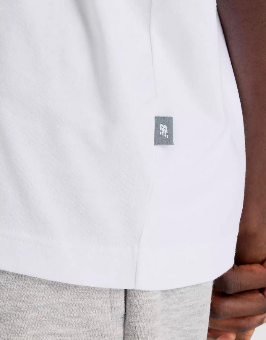 CAMISETA NEW BALANCE NEWBIE CHASE T SHIRT en color Blanco