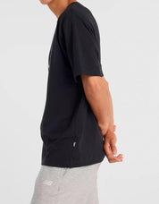 CAMISETA NEW BALANCE BEARDED RUNNER T SHIRT en color Negro