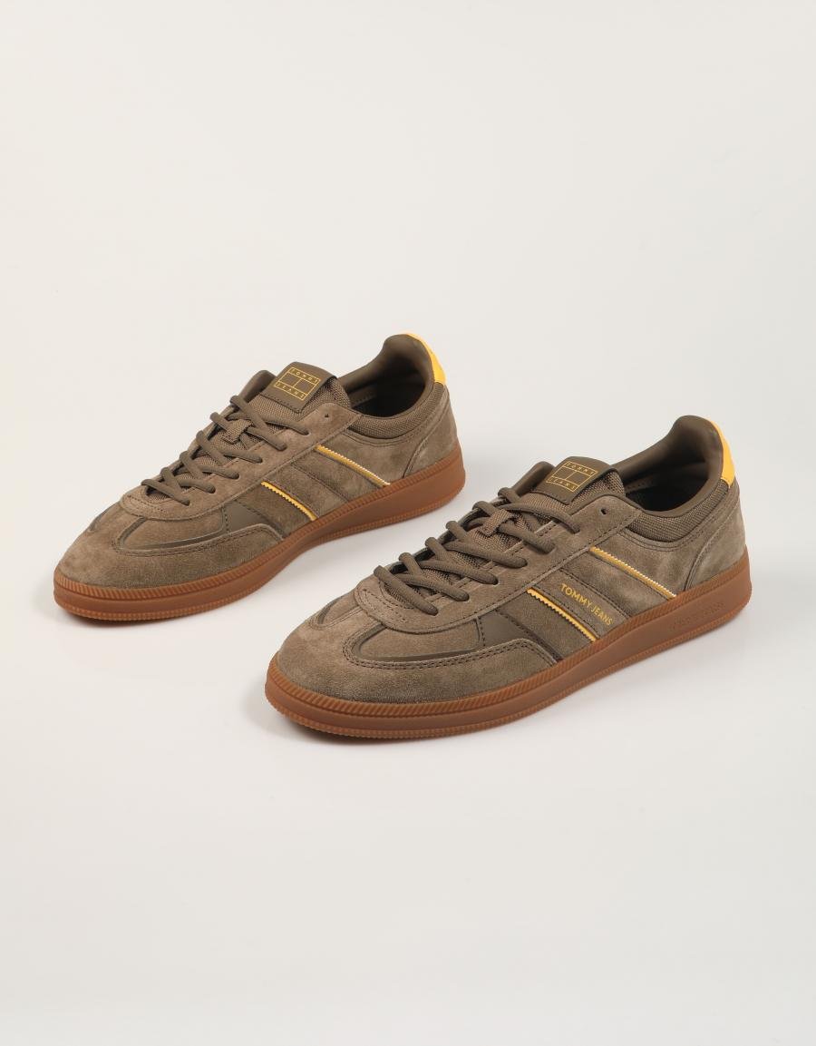 ZAPATILLAS TOMMY HILFIGER GREENWICH EDGE SUEDE EM0EM01609 en color Kaki