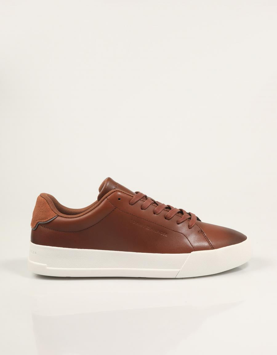 ZAPATILLAS TOMMY HILFIGER TH COURT CORE COGNAC en color Cuero
