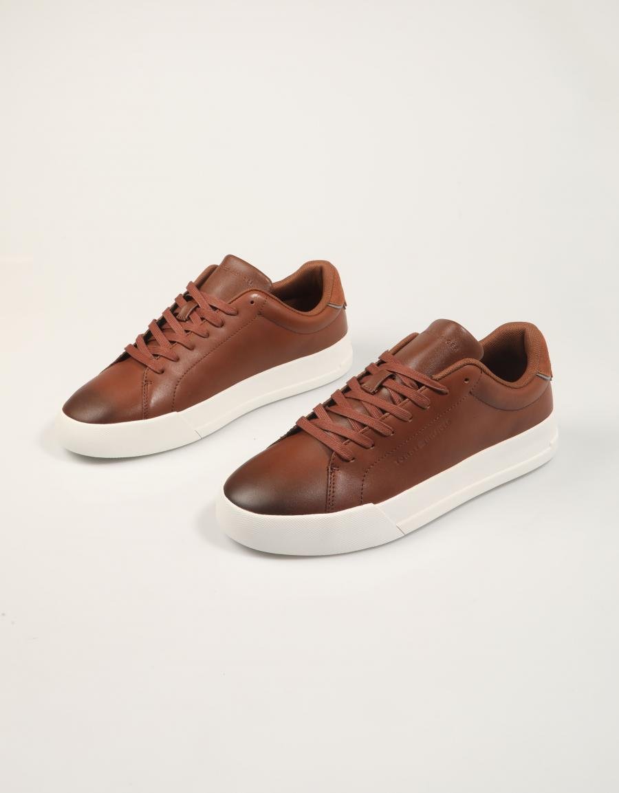 ZAPATILLAS TOMMY HILFIGER TH COURT CORE COGNAC en color Cuero