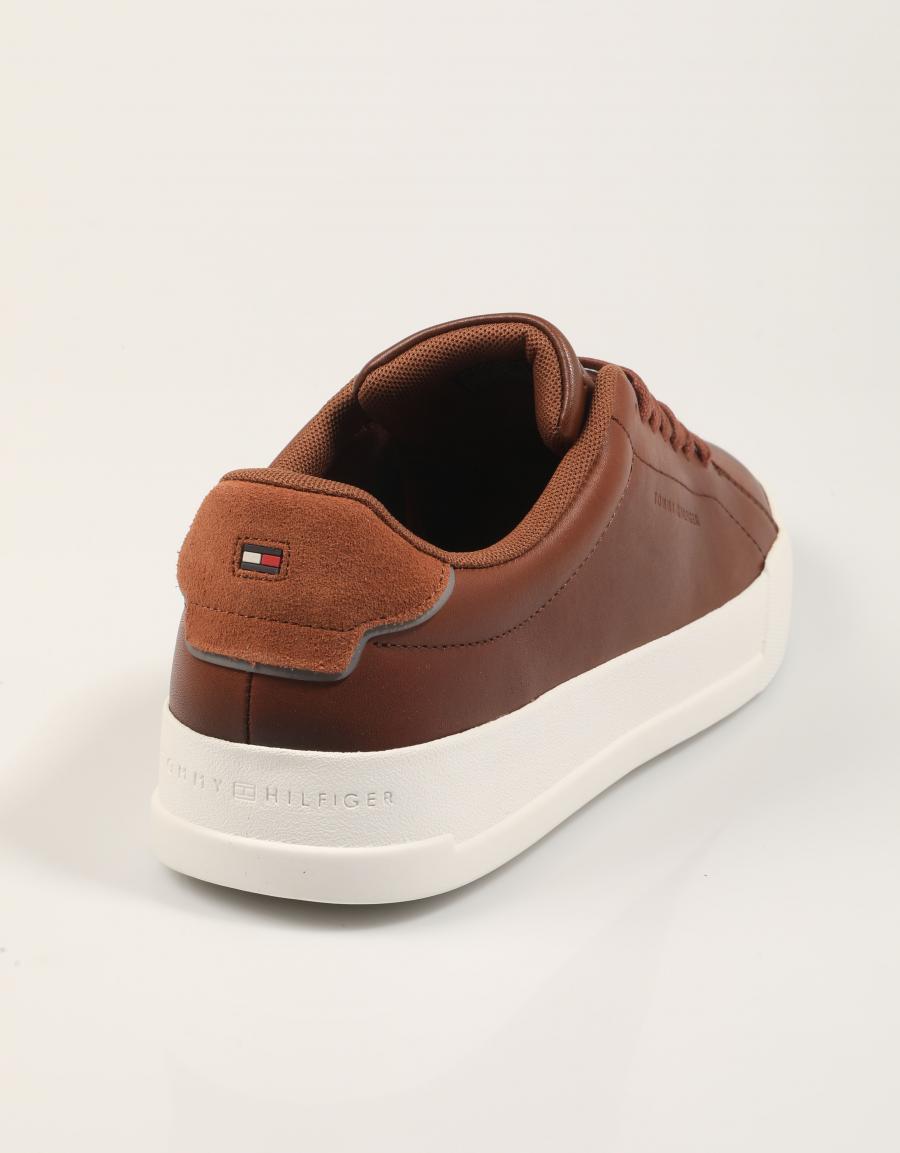ZAPATILLAS TOMMY HILFIGER TH COURT CORE COGNAC en color Cuero