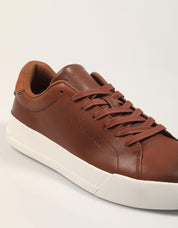 ZAPATILLAS TOMMY HILFIGER TH COURT CORE COGNAC en color Cuero