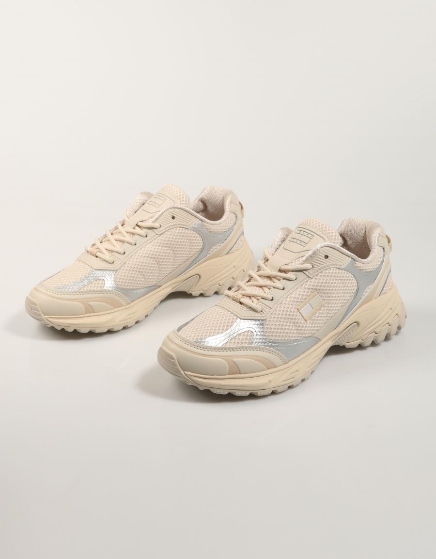 ZAPATILLAS TOMMY HILFIGER TJW OUTDOOR RUNNER en color Beige