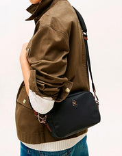 NECESER TOMMY HILFIGER POPETTE CAMERA BAG en color Negro