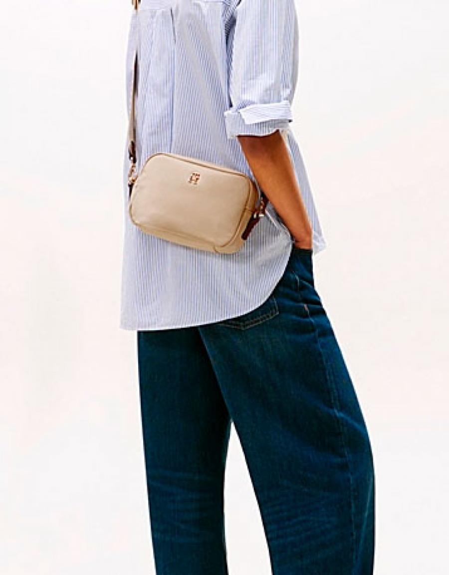 NECESER TOMMY HILFIGER POPETTE CAMERA BAG en color Beige