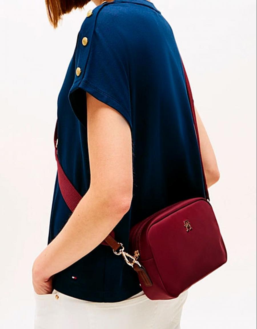 NECESER TOMMY HILFIGER POPETTE CAMERA BAG en color Burdeos