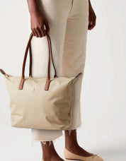NECESER TOMMY HILFIGER POPETTE TOTE en color Beige