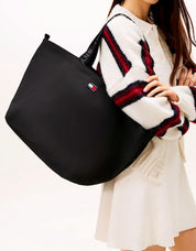 BOLSO TOMMY HILFIGER TJW ESS DAILY TOTE en color Negro