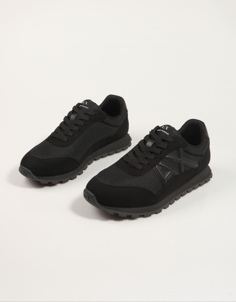 ZAPATILLAS ARMANI EXCHANGE XM001960 en color Negro