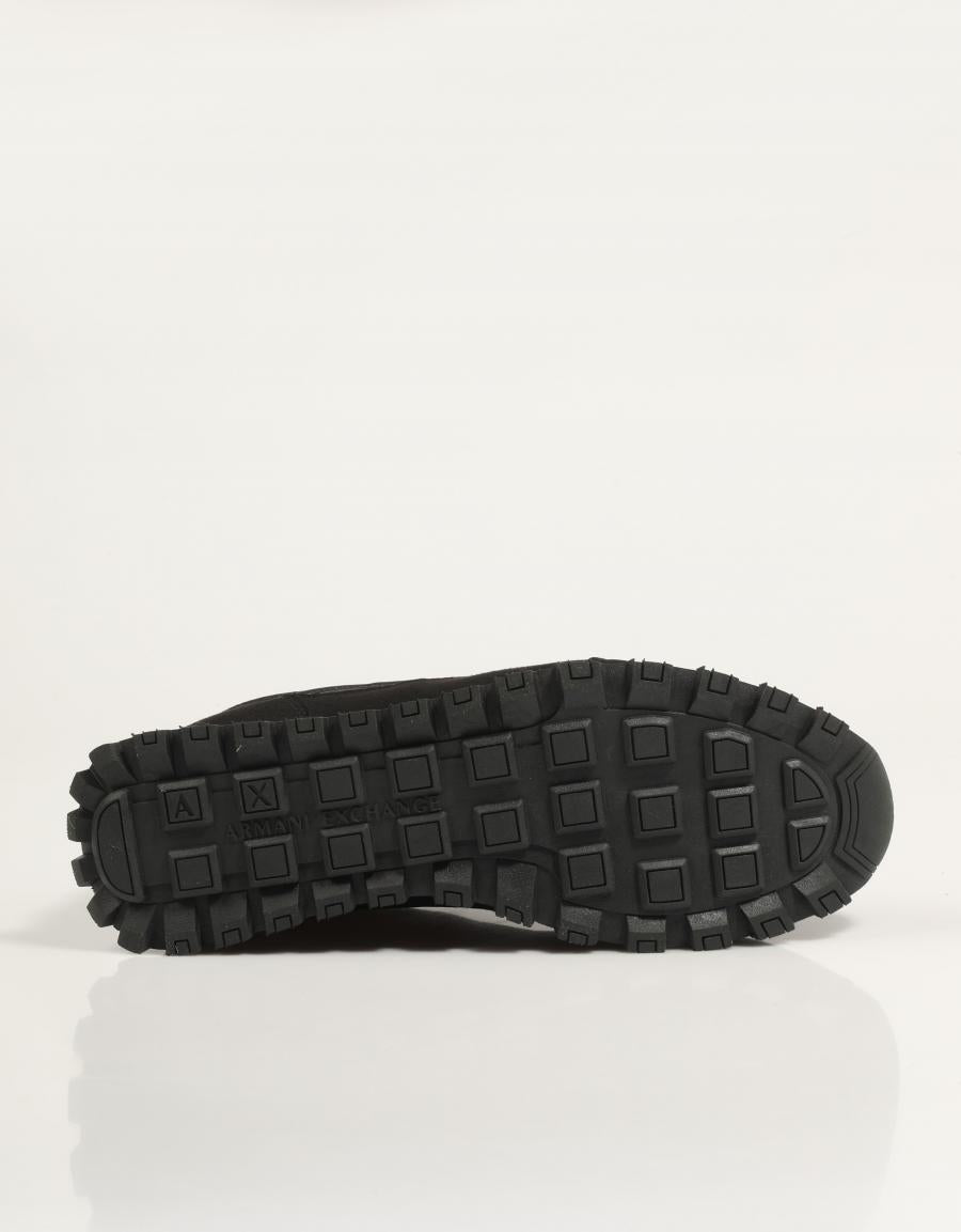 ZAPATILLAS ARMANI EXCHANGE XM001960 en color Negro