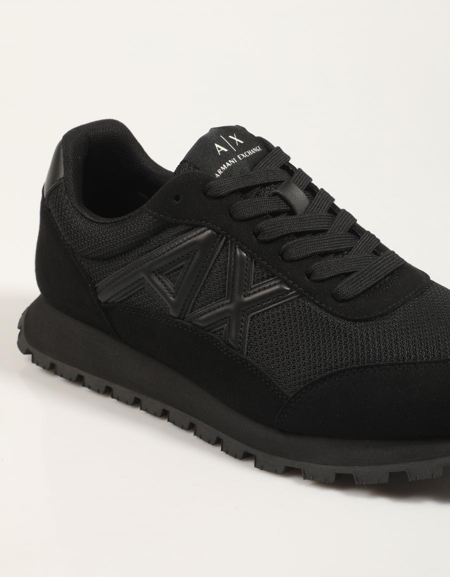 ZAPATILLAS ARMANI EXCHANGE XM001960 en color Negro
