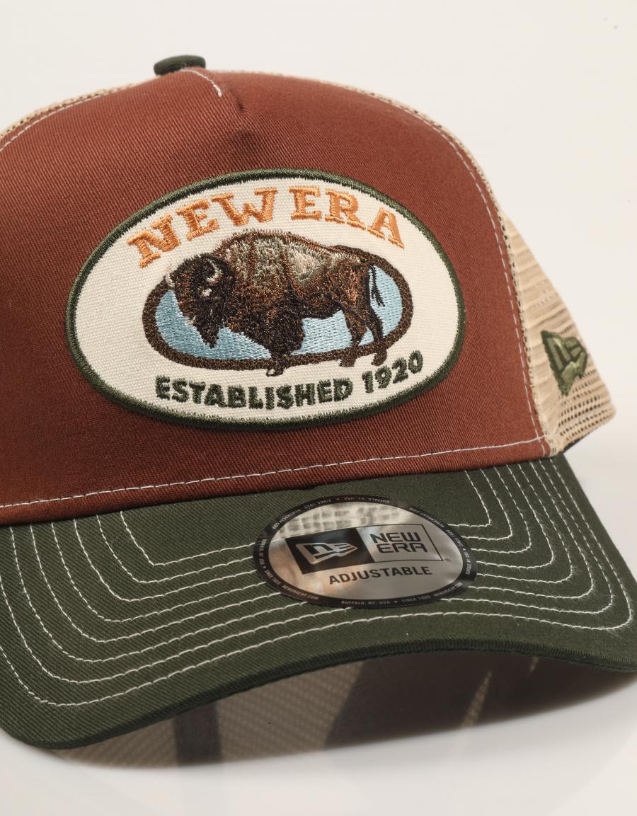 GORRA NEW ERA TRUCKER en color Cuero