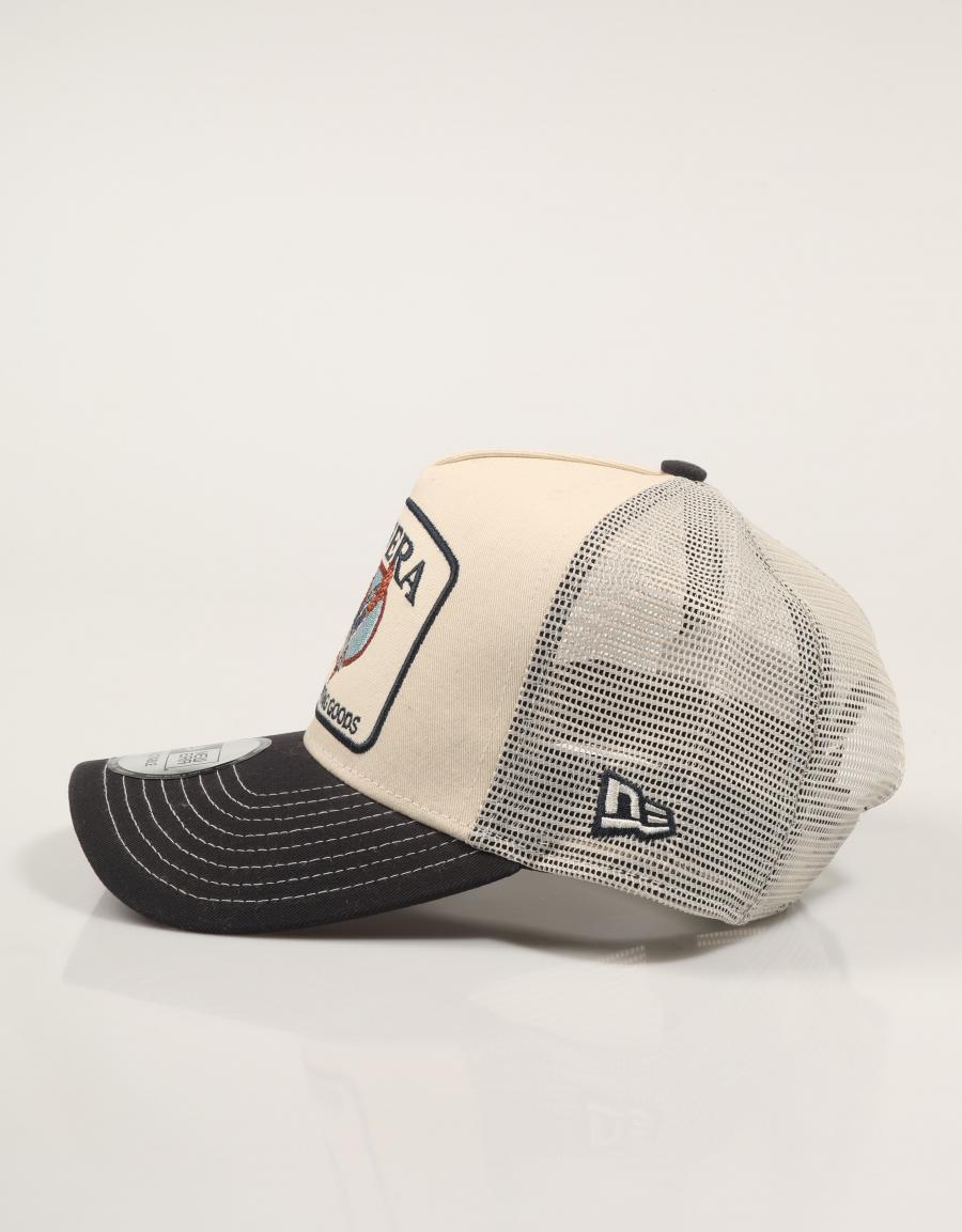 GORRA NEW ERA TRUCKER en color Beige
