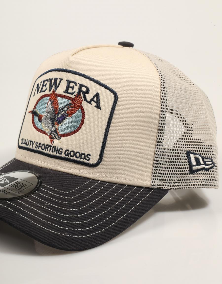 GORRA NEW ERA TRUCKER en color Beige