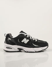 ZAPATILLAS NEW BALANCE MR530 en color Negro
