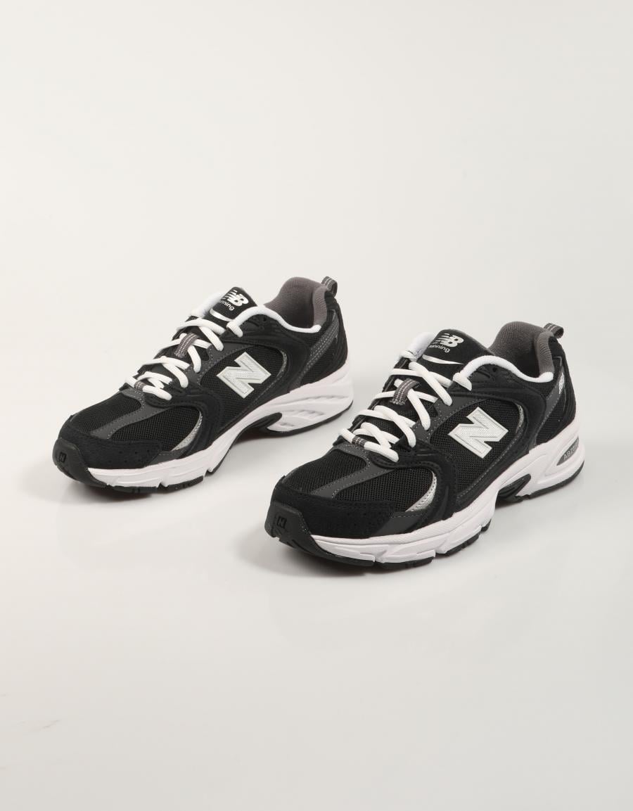 ZAPATILLAS NEW BALANCE MR530 en color Negro